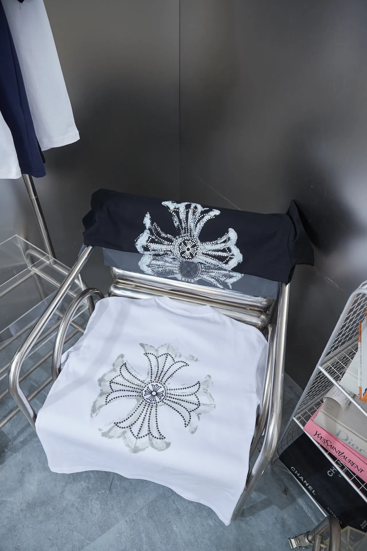 🅿️200 Chrome Hearte 25SS early spring new model, printed hot diamond short sleeves, light luxury, a must-have item for daily commuting for men and women, correct version, welcome to compare, detailed features · 280 grams of 100% pure cotton double yarn jersey fabric · Special thickened 32 pieces of double-strand 1X1 thread in the same vat · Environmentally friendly screen hand printing ➕ Imported Australian matte pearl diamond ➕ Three-dimensional wow glue high temperature hot pressing · Double-needle sewing and cross-seam technology · Original main mark, washed tag, branded moisture-proof paper packaging Color: black/white/grey Size: S/M/L/XL